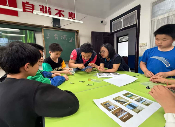 Weinan Municipality South Bridge Township Volunteer Activities at Children’s Care Centrer